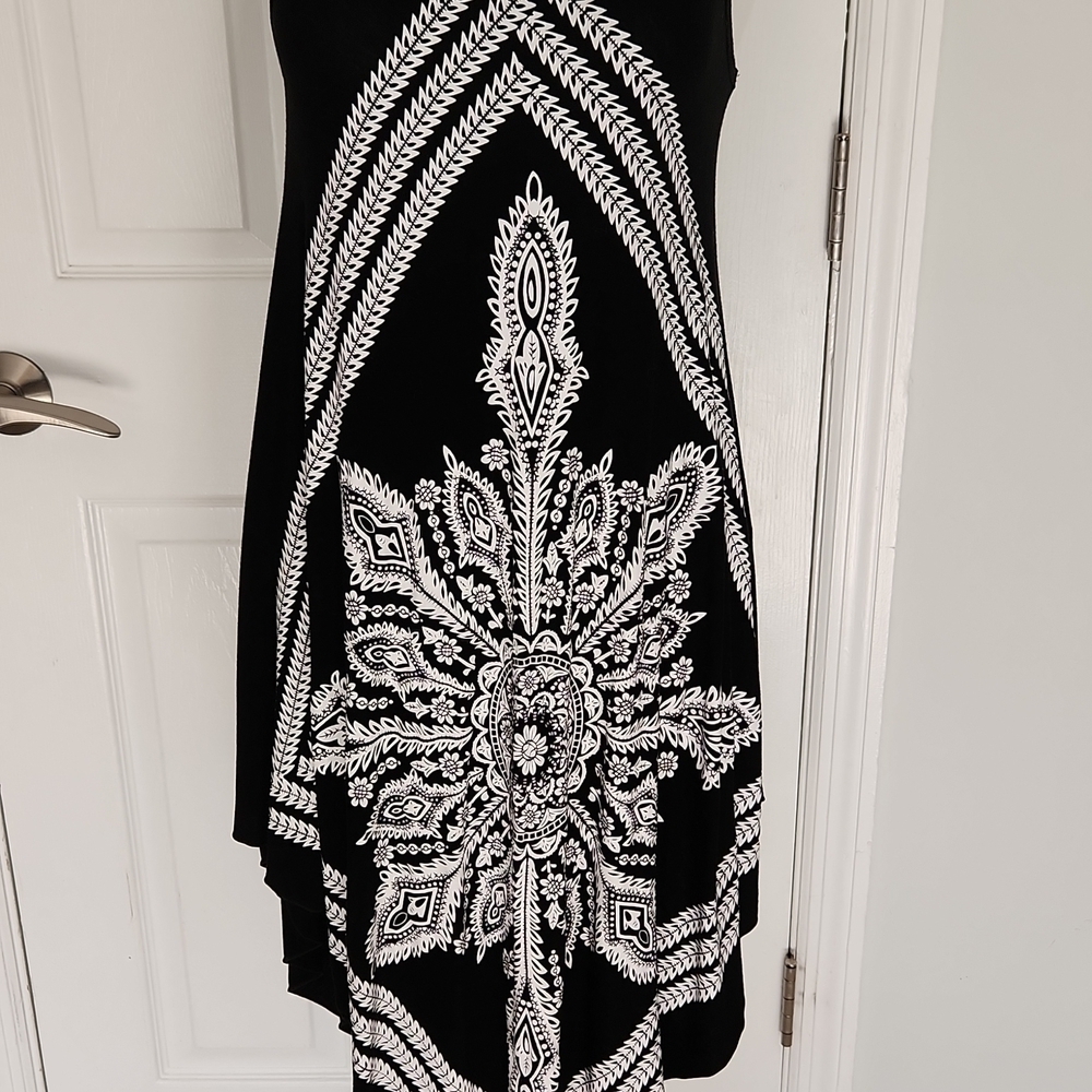 Black and White Sleeveless Mandala Pattern Handkerchief Hem Dress - Picture 4 of 9